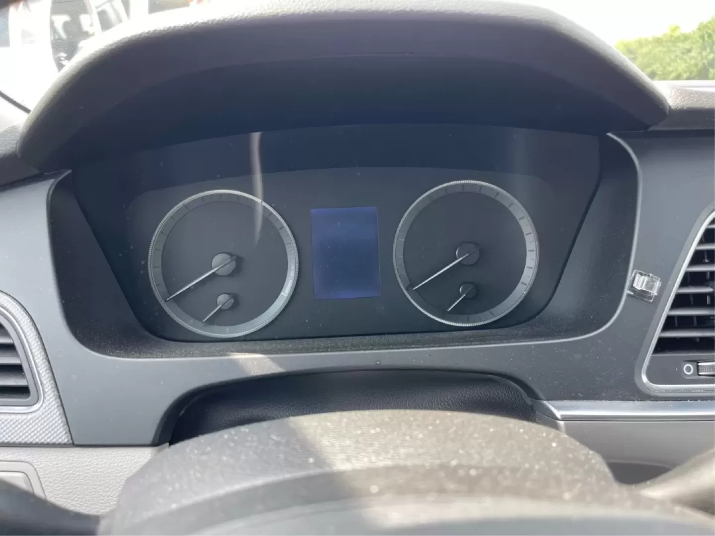 2017 Hyundai Sonata SE (5NPE24AF7HH) with an 2.4L I-4 gasoline direct injection engine, located at 880 E. National Road, Vandalia, OH, 45377, (937) 908-9800, 39.891918, -84.183594 - Are you in search of an affordable, reliable sedan that can keep up with your busy lifestyle? Look no further than this stunning 2017 Hyundai Sonata SE, available now at Advantage Car and Credit in Fairborn, OH. This vehicle is perfect for budget-conscious buyers who need a dependable car for daily - Photo#15