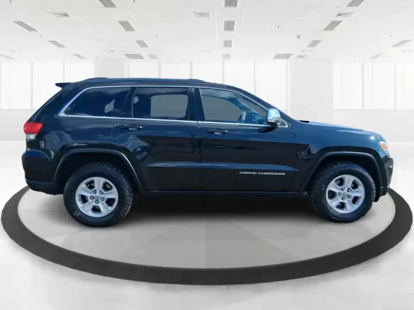 2015 Jeep Grand Cherokee Laredo (1C4RJFAG1FC) with an 3.6L V-6 DOHC engine, 8-Speed Automatic transmission, located at 8750 N County Rd 25A, Piqua, OH, 45356, (937) 908-9800, 40.164391, -84.232513 - Picture your next Ohio road trip: the family loaded up for a weekend at Indian Lake, a cooler in the back, and confidence on wet back roads or winter mornings. This 2015 Jeep Grand Cherokee Laredo is built for drivers who want everyday comfort with true SUV capability-perfect for long commutes, scho - Photo#1