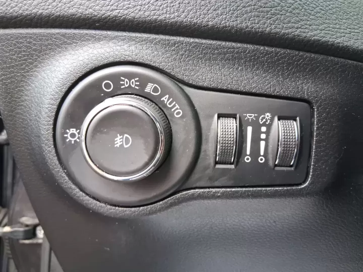2019 Jeep Compass Altitude 4x4 (3C4NJDBB2KT) with an Tigershark MultiAir 2.4L I-4 variable valve contro engine, located at 1951 S Dayton Lakeview Rd., New Carlisle, OH, 45344, (937) 908-9800, 39.890999, -84.050255 - Whether you're planning weekend trips to Caesar Creek, tackling snowy Dayton-area mornings, or just want a confident daily driver for I-75 and SR-725, this 2019 Jeep Compass Altitude 4x4 is built for real life in Southwest Ohio. With its SUV versatility, sure-footed 4x4 capability, and a comfortable - Photo#17