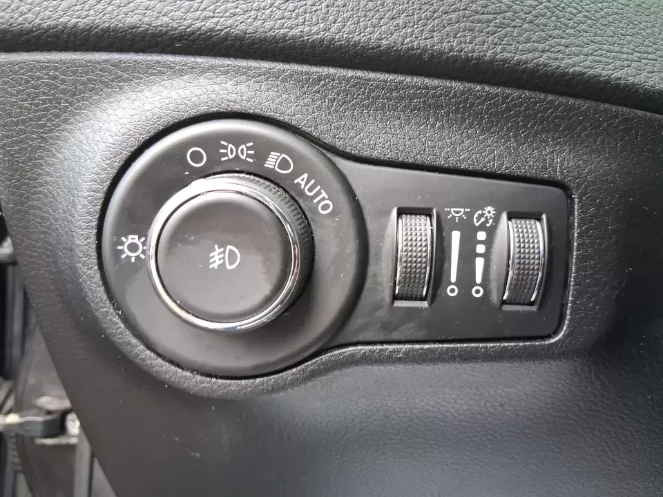 2019 Jeep Compass Altitude 4x4 (3C4NJDBB2KT) with an Tigershark MultiAir 2.4L I-4 variable valve contro engine, located at 1951 S Dayton Lakeview Rd., New Carlisle, OH, 45344, (937) 908-9800, 39.890999, -84.050255 - Whether you're planning weekend trips to Caesar Creek, tackling snowy Dayton-area mornings, or just want a confident daily driver for I-75 and SR-725, this 2019 Jeep Compass Altitude 4x4 is built for real life in Southwest Ohio. With its SUV versatility, sure-footed 4x4 capability, and a comfortable - Photo#17