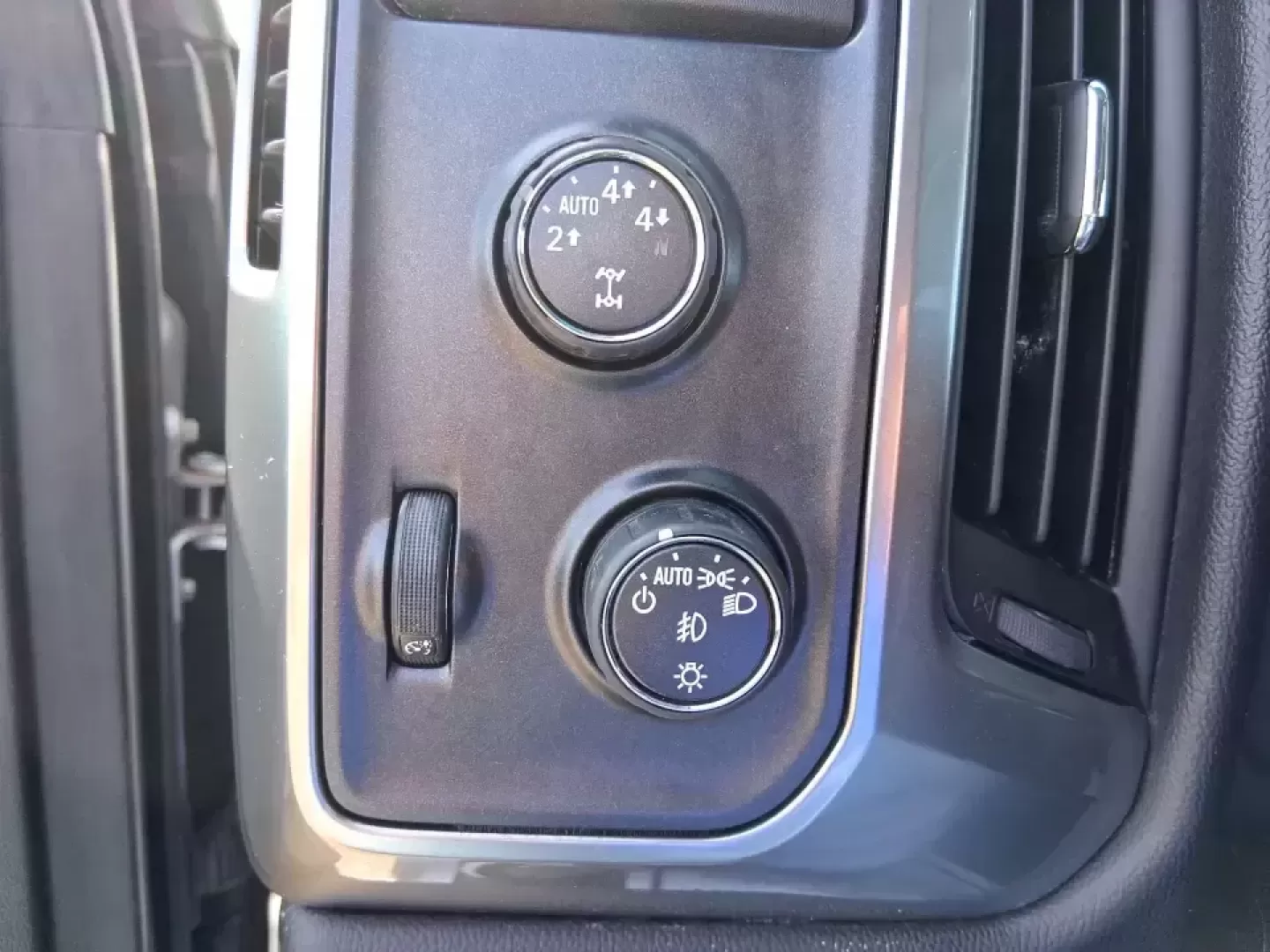 2016 Chevrolet Silverado 1500 1LT (1GCVKREC0GZ) with an EcoTec3 4.3L V-6 gasoline direct injection engine, 6A transmission, located at 4508 South Dixie Dr, Moraine, OH, 45439, (937) 908-9800, 39.689976, -84.218452 - Need a truck that can handle weekday work runs, weekend projects, and Ohio weather without flinching? This 2016 Chevrolet Silverado 1500 1LT Double Cab in Silver Ice Metallic is built for real life in Moraine-whether you're hauling supplies for a home upgrade, towing for a camping trip, or simply wa - Photo#16