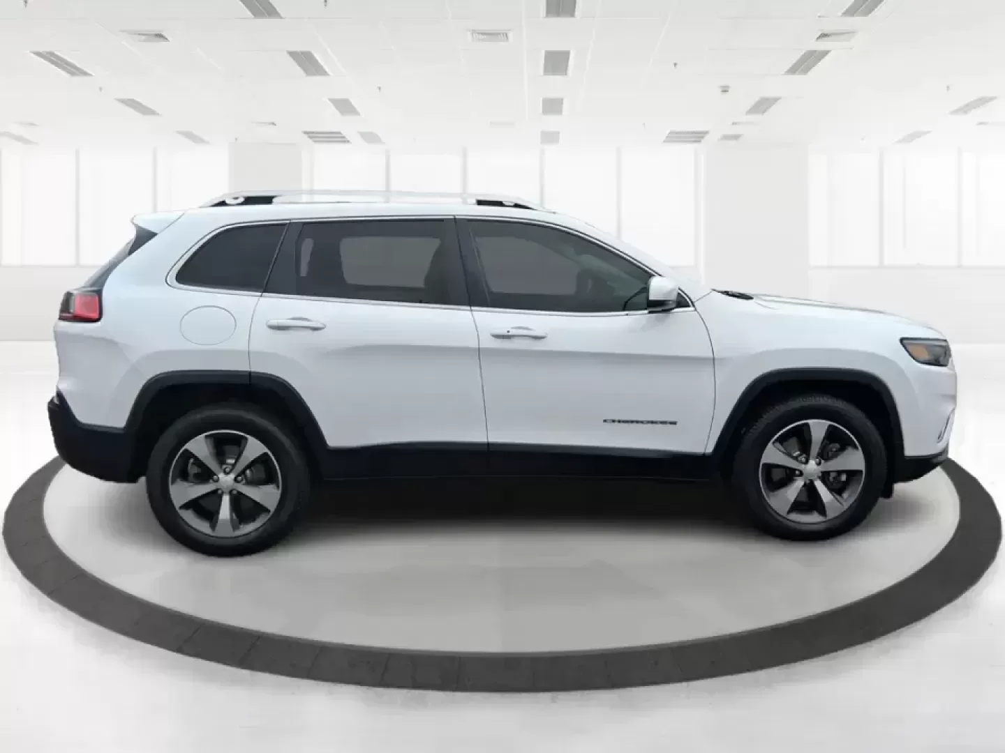 2019 Jeep Cherokee Limited 4x4 (1C4PJMDX5KD) with an 3.2L V6 DOHC 24V engine, 9A transmission, located at 1184 Kauffman Ave, Fairborn, OH, 45324, (937) 908-9800, 39.807072, -84.030914 - Load up the family, point the hood toward the next weekend getaway, and let the road decide the plan-this 2019 Jeep Cherokee Limited 4x4 is built for real-life Ohio driving, from rainy school runs to spontaneous trips up I75. With confident 4x4 capability, a smooth 9-speed automatic, and a strong 3. - Photo#1