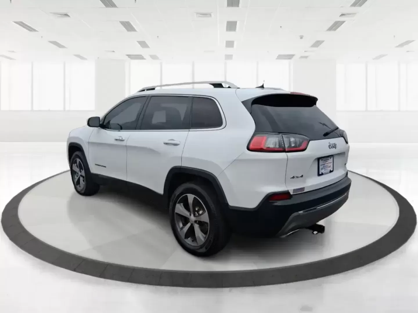 2019 Jeep Cherokee Limited 4x4 (1C4PJMDX5KD) with an 3.2L V6 DOHC 24V engine, 9A transmission, located at 1184 Kauffman Ave, Fairborn, OH, 45324, (937) 908-9800, 39.807072, -84.030914 - Load up the family, point the hood toward the next weekend getaway, and let the road decide the plan-this 2019 Jeep Cherokee Limited 4x4 is built for real-life Ohio driving, from rainy school runs to spontaneous trips up I75. With confident 4x4 capability, a smooth 9-speed automatic, and a strong 3. - Photo#4