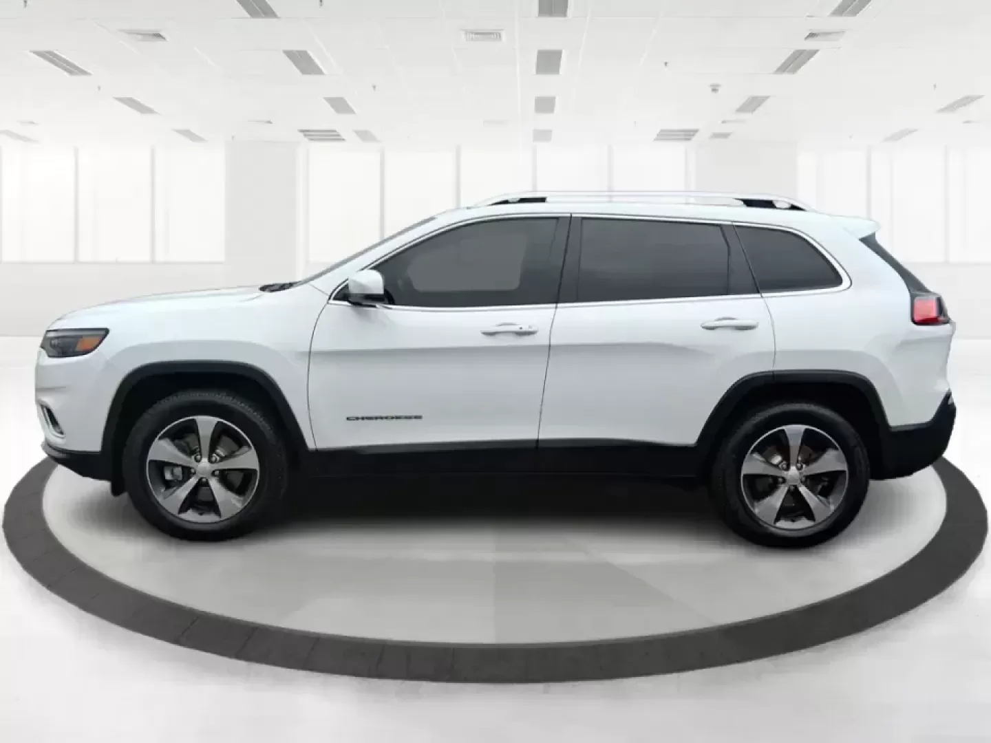 2019 Jeep Cherokee Limited 4x4 (1C4PJMDX5KD) with an 3.2L V6 DOHC 24V engine, 9A transmission, located at 1184 Kauffman Ave, Fairborn, OH, 45324, (937) 908-9800, 39.807072, -84.030914 - Load up the family, point the hood toward the next weekend getaway, and let the road decide the plan-this 2019 Jeep Cherokee Limited 4x4 is built for real-life Ohio driving, from rainy school runs to spontaneous trips up I75. With confident 4x4 capability, a smooth 9-speed automatic, and a strong 3. - Photo#5