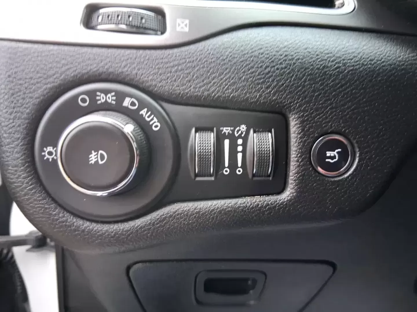 2019 Jeep Cherokee Limited 4x4 (1C4PJMDX5KD) with an 3.2L V6 DOHC 24V engine, 9A transmission, located at 1184 Kauffman Ave, Fairborn, OH, 45324, (937) 908-9800, 39.807072, -84.030914 - Load up the family, point the hood toward the next weekend getaway, and let the road decide the plan-this 2019 Jeep Cherokee Limited 4x4 is built for real-life Ohio driving, from rainy school runs to spontaneous trips up I75. With confident 4x4 capability, a smooth 9-speed automatic, and a strong 3. - Photo#17