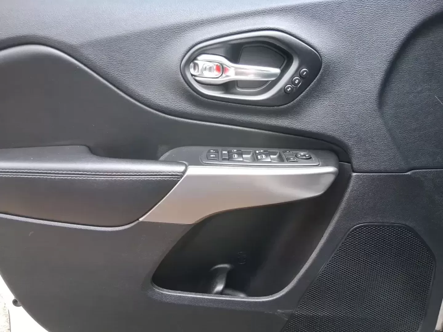 2019 Jeep Cherokee Limited 4x4 (1C4PJMDX5KD) with an 3.2L V6 DOHC 24V engine, 9A transmission, located at 1184 Kauffman Ave, Fairborn, OH, 45324, (937) 908-9800, 39.807072, -84.030914 - Load up the family, point the hood toward the next weekend getaway, and let the road decide the plan-this 2019 Jeep Cherokee Limited 4x4 is built for real-life Ohio driving, from rainy school runs to spontaneous trips up I75. With confident 4x4 capability, a smooth 9-speed automatic, and a strong 3. - Photo#19