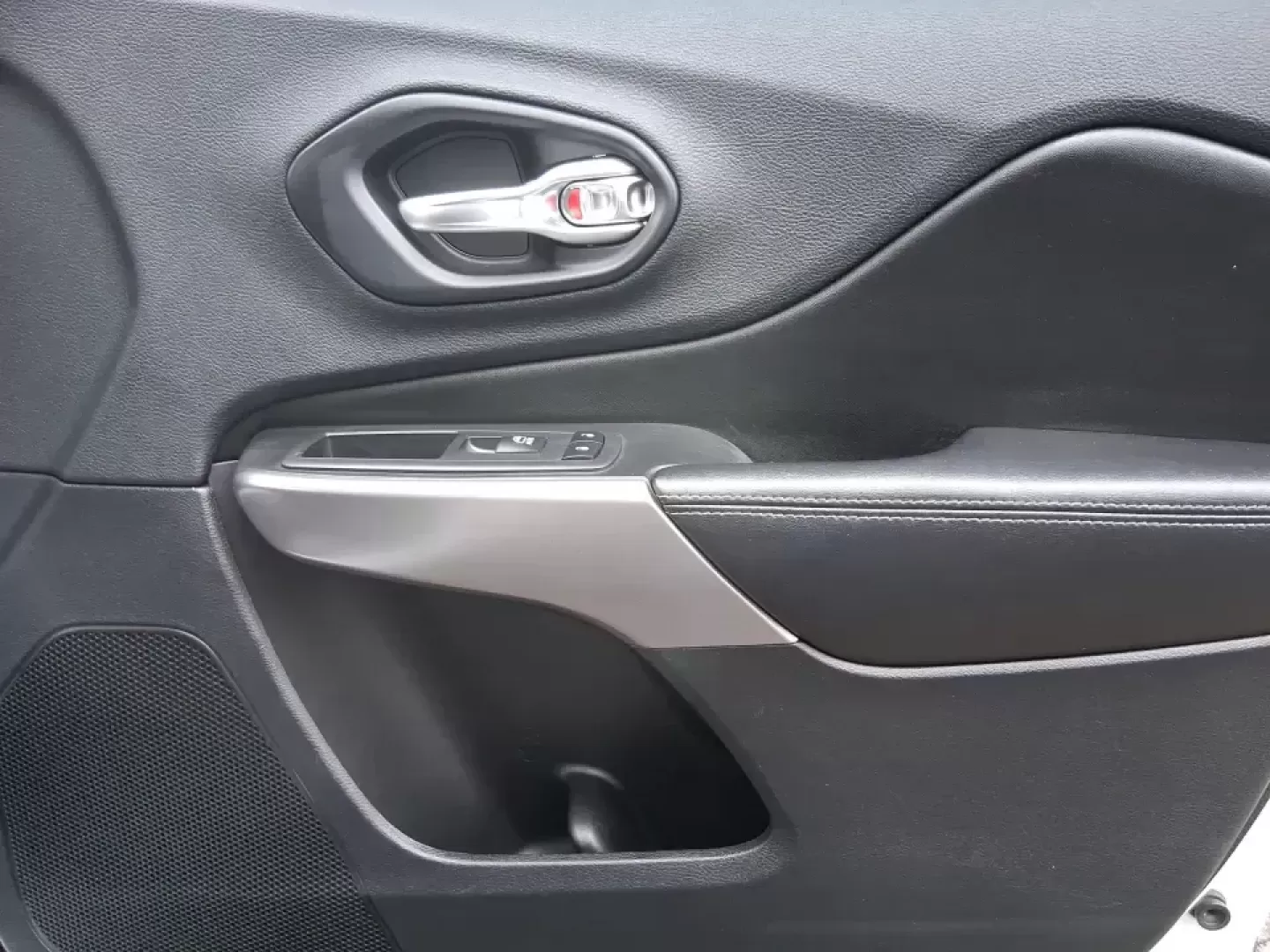 2019 Jeep Cherokee Limited 4x4 (1C4PJMDX5KD) with an 3.2L V6 DOHC 24V engine, 9A transmission, located at 1184 Kauffman Ave, Fairborn, OH, 45324, (937) 908-9800, 39.807072, -84.030914 - Load up the family, point the hood toward the next weekend getaway, and let the road decide the plan-this 2019 Jeep Cherokee Limited 4x4 is built for real-life Ohio driving, from rainy school runs to spontaneous trips up I75. With confident 4x4 capability, a smooth 9-speed automatic, and a strong 3. - Photo#20