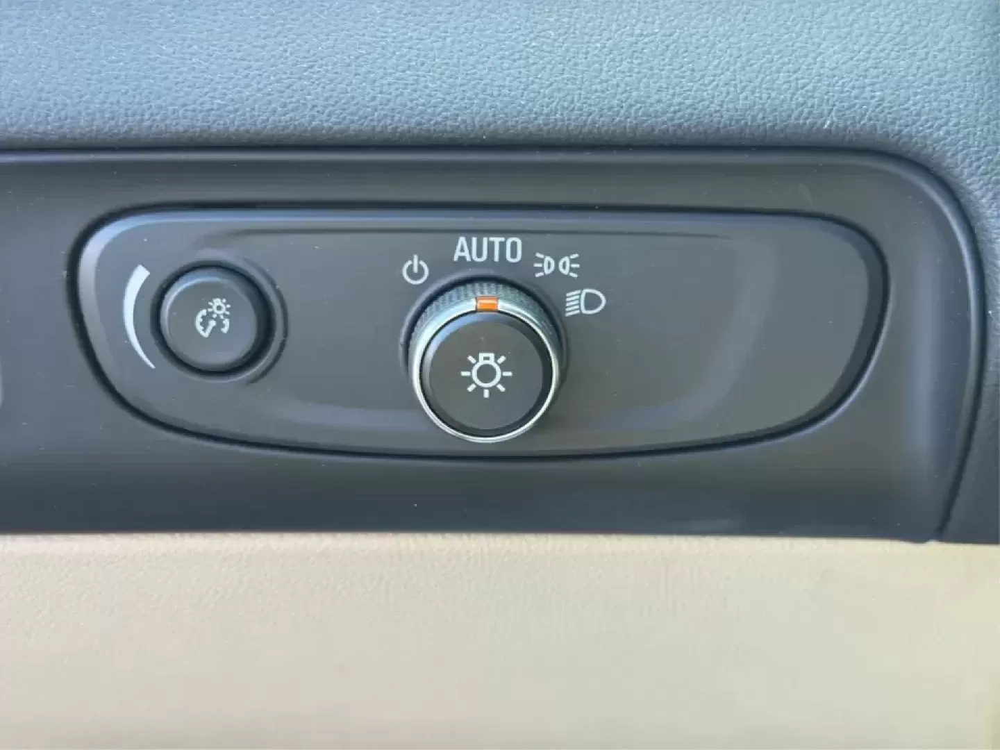 2018 Buick Enclave Premium (5GAEVBKW6JJ) with an 3.6L V-6 gasoline direct injection engine, 9A transmission, located at 1230 East Main St, Xenia, OH, 45385, (937) 908-9800, 39.688026, -83.910172 - Pack the kids, queue up a playlist, and point the nose toward your next weekend getaway-this 2018 Buick Enclave Premium is built for real life in Troy, Ohio, whether you're doing school drop-offs, a long commute down I-75, or a comfortable road trip to Dayton, Columbus, or the Miami Valley. With thr - Photo#17