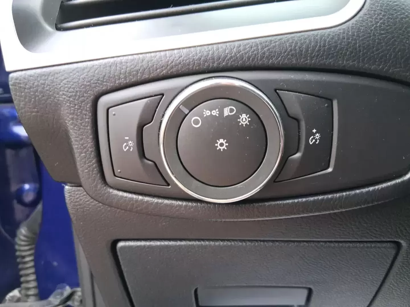 2015 Ford Edge SEL (2FMPK4J88FB) with an 3.5L V6 DOHC 24V engine, 6A transmission, located at 880 E. National Road, Vandalia, OH, 45377, (937) 908-9800, 39.891918, -84.183594 - Picture your next Ohio weekend: a quick grocery run through New Carlisle turns into a spontaneous drive out toward the Mad River, a family outing near the Clark County Fairgrounds, or an easy road trip down I70 and I675 with everyone comfortable and your gear packed. This 2015 Ford Edge SEL is built - Photo#17