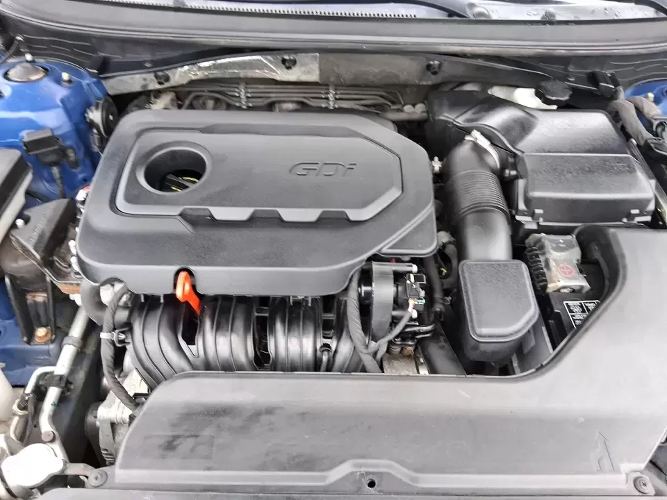 2015 Hyundai Sonata Limited (5NPE34AF5FH) with an 2.4L I-4 gasoline direct injection engine, 6-Speed Automatic transmission, located at 1951 S Dayton Lakeview Rd., New Carlisle, OH, 45344, (937) 908-9800, 39.890999, -84.050255 - Picture your next week going smoother: an easy highway commute up I75, a comfortable school drop-off run through Piqua, and a weekend drive to the Miami County Fairgrounds-all in a sedan that feels upscale without the upscale price. This **2015 Hyundai Sonata Limited** in **Lakeside Blue** is built - Photo#11