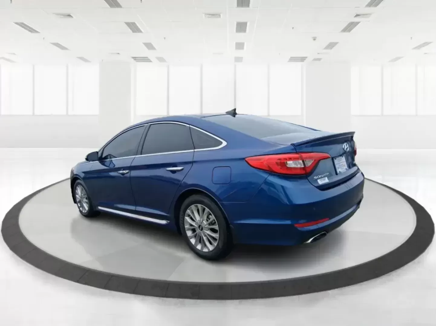 2015 Hyundai Sonata Limited (5NPE34AF5FH) with an 2.4L I-4 gasoline direct injection engine, 6-Speed Automatic transmission, located at 401 Woodman Dr, Riverside, OH, 45431, (937) 908-9800, 39.760899, -84.123421 - Picture your next week going smoother: an easy highway commute up I75, a comfortable school drop-off run through Piqua, and a weekend drive to the Miami County Fairgrounds-all in a sedan that feels upscale without the upscale price. This **2015 Hyundai Sonata Limited** in **Lakeside Blue** is built - Photo#4