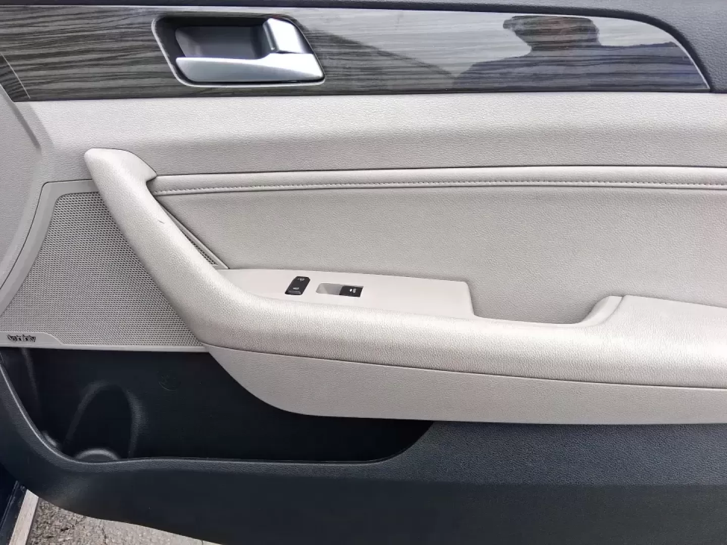 2015 Hyundai Sonata Limited (5NPE34AF5FH) with an 2.4L I-4 gasoline direct injection engine, 6-Speed Automatic transmission, located at 401 Woodman Dr, Riverside, OH, 45431, (937) 908-9800, 39.760899, -84.123421 - Picture your next week going smoother: an easy highway commute up I75, a comfortable school drop-off run through Piqua, and a weekend drive to the Miami County Fairgrounds-all in a sedan that feels upscale without the upscale price. This **2015 Hyundai Sonata Limited** in **Lakeside Blue** is built - Photo#19