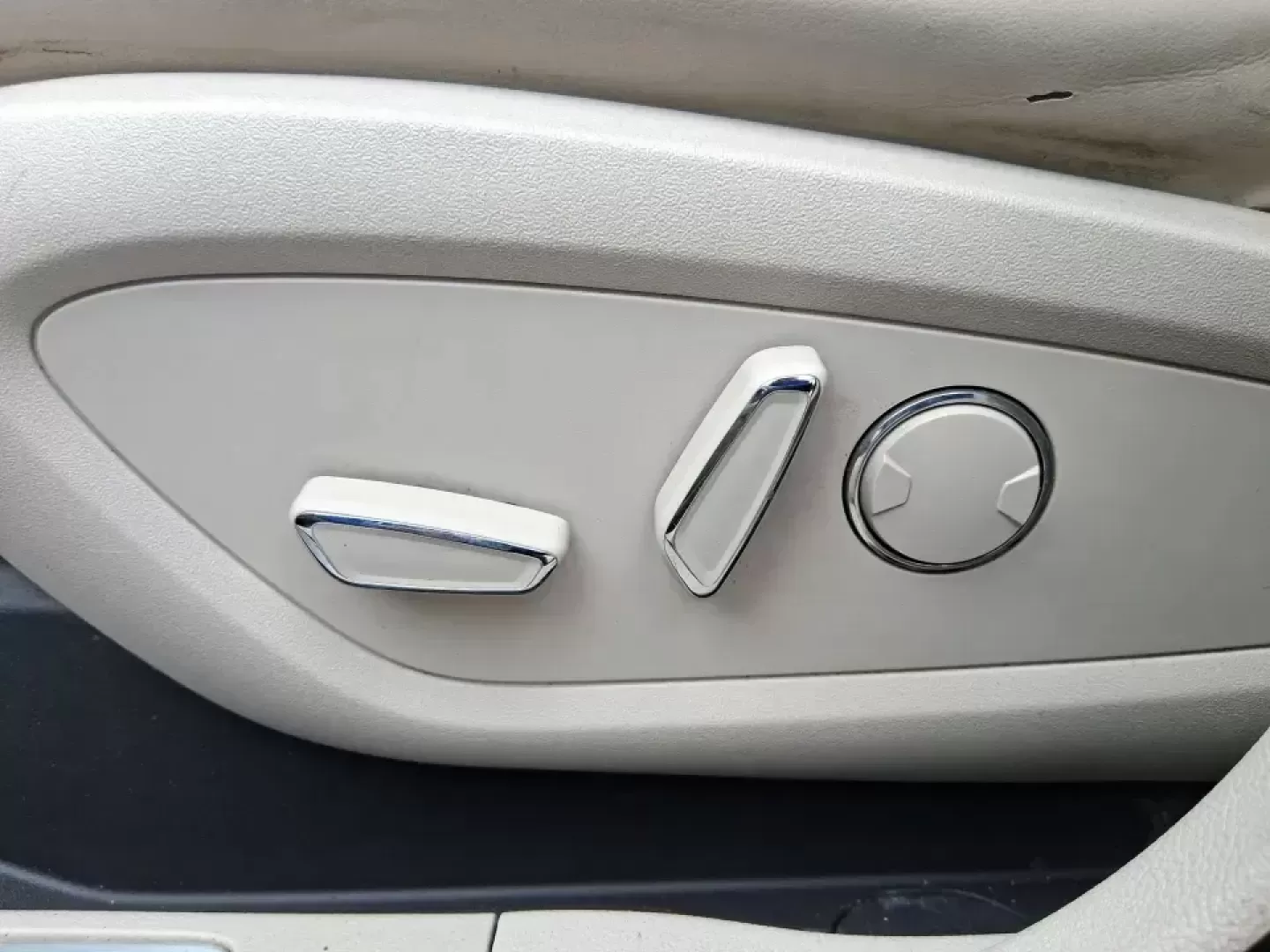 2017 Lincoln MKC Reserve (5LMCJ3D97HU) with an 2.0L L4 DOHC 16V engine, 6A transmission, located at 8750 N County Rd 25A, Piqua, OH, 45356, (937) 908-9800, 40.164391, -84.232513 - Picture your next road trip starting in Piqua with the family loaded up, playlists queued, and plenty of room for luggage-then finishing the day with a quiet, comfortable drive home on I75. This 2017 Lincoln MKC Reserve SUV is built for real life: long commutes, weekend getaways to Indian Lake, and - Photo#18