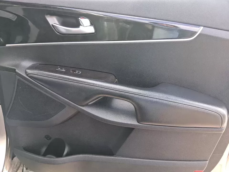 2018 Kia Sorento 2.4L LX (5XYPG4A33JG) with an 2.4L I-4 gasoline direct injection engine, 6A transmission, located at 1184 Kauffman Ave, Fairborn, OH, 45324, (937) 908-9800, 39.807072, -84.030914 - Need one SUV that can handle school drop-offs in the morning, a long commute down I675 in the afternoon, and a weekend road trip to the National Museum of the U.S. Air Force without feeling cramped? This 2018 Kia Sorento LX is built for real-life schedules-comfortable, practical, and ready for every - Photo#18