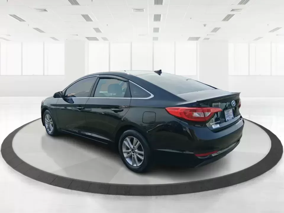 2017 Hyundai Sonata SE (5NPE24AF7HH) with an 2.4L I-4 gasoline direct injection engine, 7A transmission, located at 1099 N County Rd 25A , Troy, OH, 45373, (937) 908-9800, 40.057079, -84.212883 - Need a dependable sedan for the daily commute down I75, quick errands around Troy, or comfortable weekend drives to Dayton? This 2017 Hyundai Sonata SE in Phantom Black is an easy-to-live-with choice for practical drivers who want modern safety, efficient performance, and a smooth ride-without payin - Photo#4