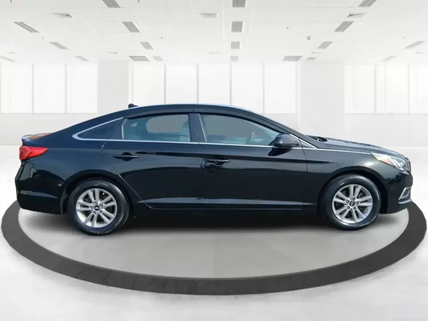 2017 Hyundai Sonata SE (5NPE24AF7HH) with an 2.4L I-4 gasoline direct injection engine, 7A transmission, located at 1230 East Main St, Xenia, OH, 45385, (937) 908-9800, 39.688026, -83.910172 - Need a dependable sedan for the daily commute down I75, quick errands around Troy, or comfortable weekend drives to Dayton? This 2017 Hyundai Sonata SE in Phantom Black is an easy-to-live-with choice for practical drivers who want modern safety, efficient performance, and a smooth ride-without payin - Photo#1