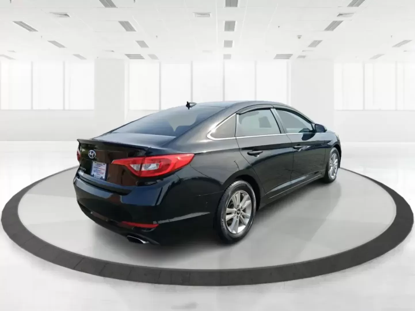 2017 Hyundai Sonata SE (5NPE24AF7HH) with an 2.4L I-4 gasoline direct injection engine, 7A transmission, located at 1230 East Main St, Xenia, OH, 45385, (937) 908-9800, 39.688026, -83.910172 - Need a dependable sedan for the daily commute down I75, quick errands around Troy, or comfortable weekend drives to Dayton? This 2017 Hyundai Sonata SE in Phantom Black is an easy-to-live-with choice for practical drivers who want modern safety, efficient performance, and a smooth ride-without payin - Photo#2