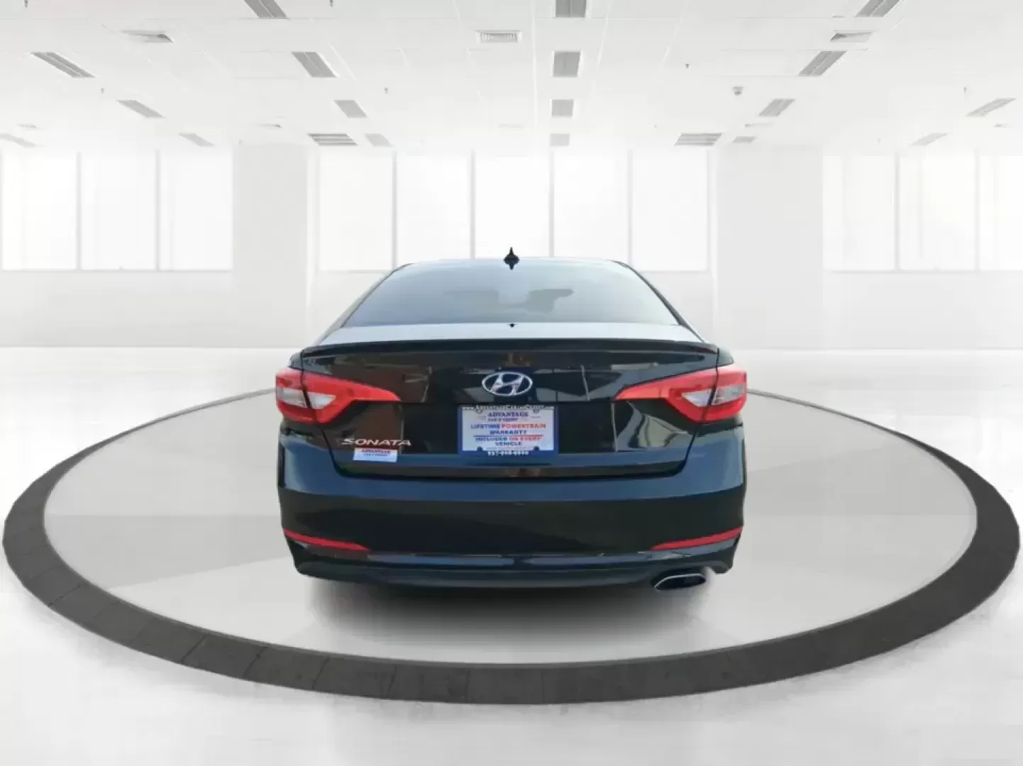 2017 Hyundai Sonata SE (5NPE24AF7HH) with an 2.4L I-4 gasoline direct injection engine, 7A transmission, located at 1230 East Main St, Xenia, OH, 45385, (937) 908-9800, 39.688026, -83.910172 - Need a dependable sedan for the daily commute down I75, quick errands around Troy, or comfortable weekend drives to Dayton? This 2017 Hyundai Sonata SE in Phantom Black is an easy-to-live-with choice for practical drivers who want modern safety, efficient performance, and a smooth ride-without payin - Photo#3