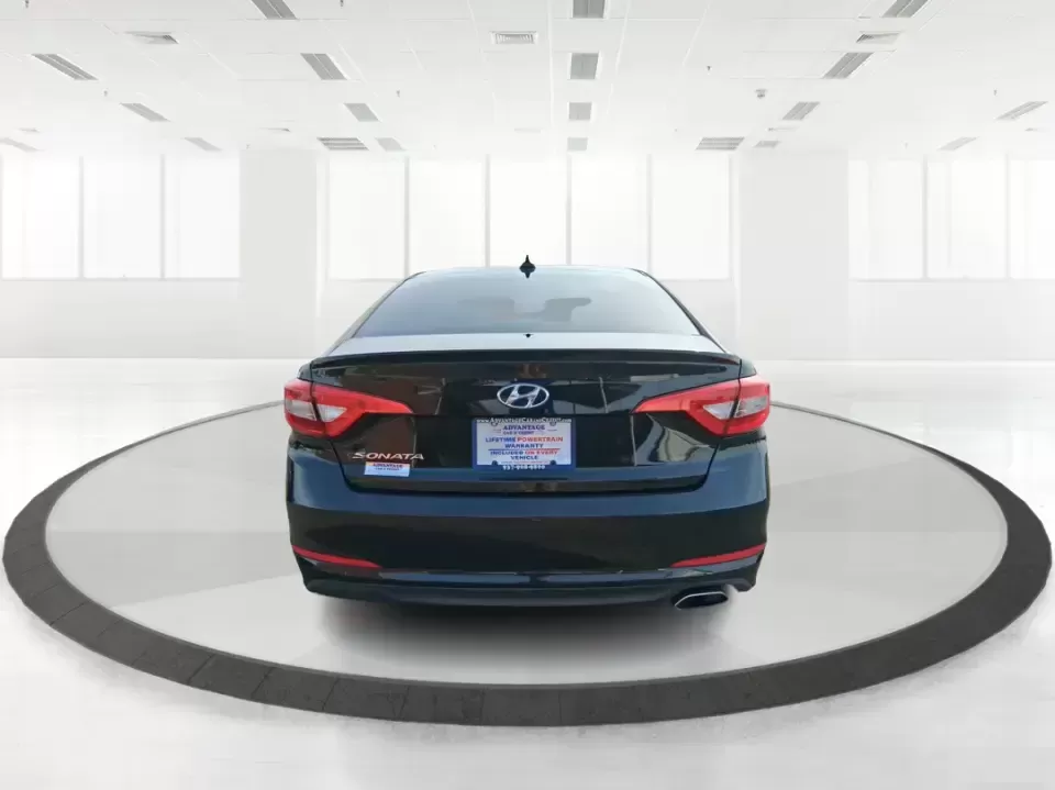 2017 Hyundai Sonata SE (5NPE24AF7HH) with an 2.4L I-4 gasoline direct injection engine, 7A transmission, located at 1230 East Main St, Xenia, OH, 45385, (937) 908-9800, 39.688026, -83.910172 - Need a dependable sedan for the daily commute down I75, quick errands around Troy, or comfortable weekend drives to Dayton? This 2017 Hyundai Sonata SE in Phantom Black is an easy-to-live-with choice for practical drivers who want modern safety, efficient performance, and a smooth ride-without payin - Photo#3