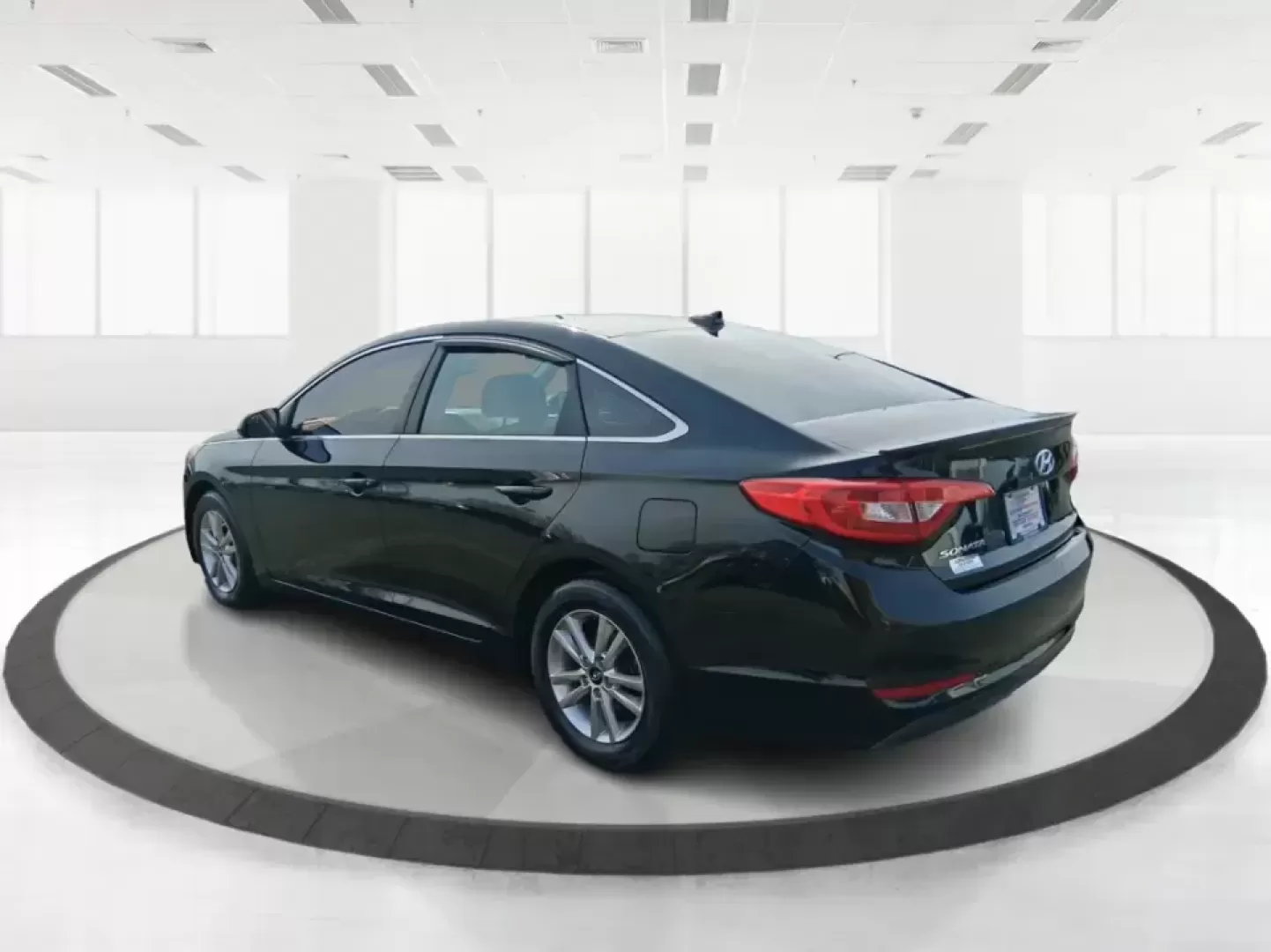 2017 Hyundai Sonata SE (5NPE24AF7HH) with an 2.4L I-4 gasoline direct injection engine, 7A transmission, located at 1230 East Main St, Xenia, OH, 45385, (937) 908-9800, 39.688026, -83.910172 - Need a dependable sedan for the daily commute down I75, quick errands around Troy, or comfortable weekend drives to Dayton? This 2017 Hyundai Sonata SE in Phantom Black is an easy-to-live-with choice for practical drivers who want modern safety, efficient performance, and a smooth ride-without payin - Photo#4