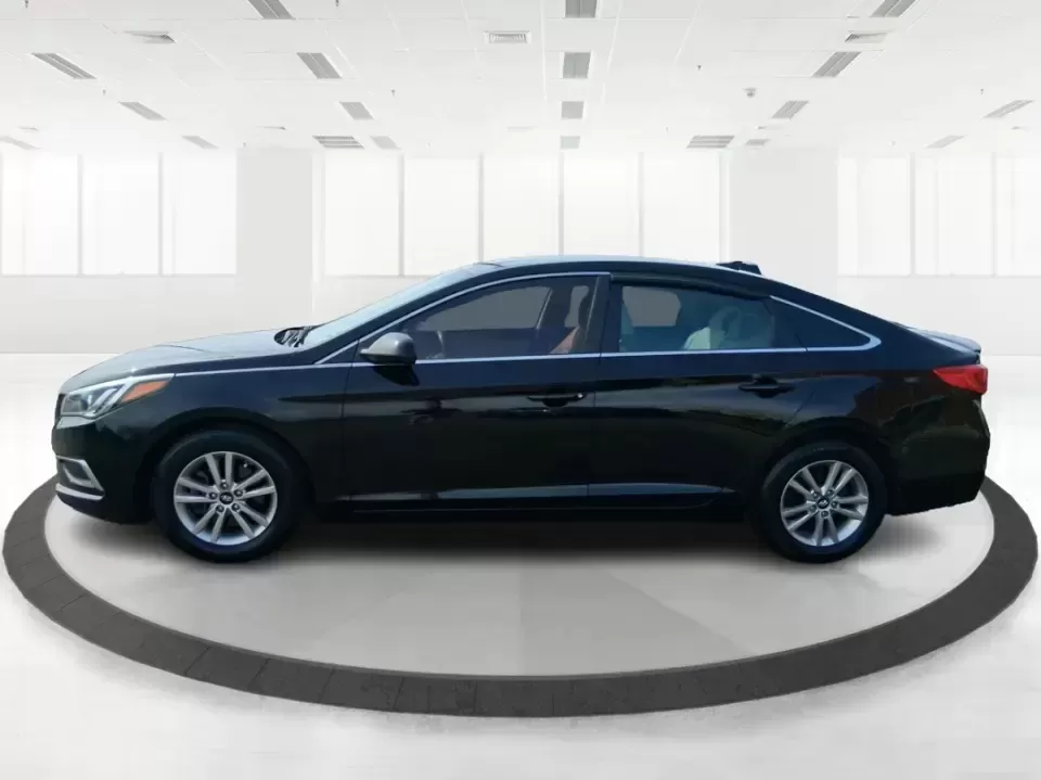 2017 Hyundai Sonata SE (5NPE24AF7HH) with an 2.4L I-4 gasoline direct injection engine, 7A transmission, located at 1230 East Main St, Xenia, OH, 45385, (937) 908-9800, 39.688026, -83.910172 - Need a dependable sedan for the daily commute down I75, quick errands around Troy, or comfortable weekend drives to Dayton? This 2017 Hyundai Sonata SE in Phantom Black is an easy-to-live-with choice for practical drivers who want modern safety, efficient performance, and a smooth ride-without payin - Photo#5
