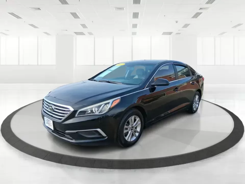 2017 Hyundai Sonata SE (5NPE24AF7HH) with an 2.4L I-4 gasoline direct injection engine, 7A transmission, located at 1230 East Main St, Xenia, OH, 45385, (937) 908-9800, 39.688026, -83.910172 - Need a dependable sedan for the daily commute down I75, quick errands around Troy, or comfortable weekend drives to Dayton? This 2017 Hyundai Sonata SE in Phantom Black is an easy-to-live-with choice for practical drivers who want modern safety, efficient performance, and a smooth ride-without payin - Photo#8