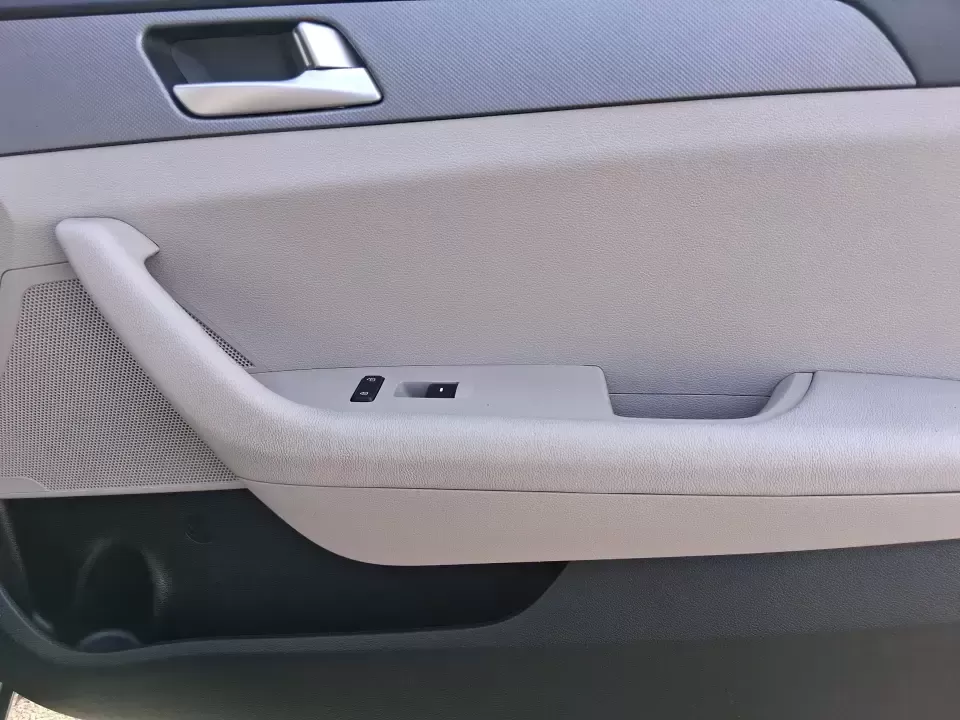 2017 Hyundai Sonata SE (5NPE24AF7HH) with an 2.4L I-4 gasoline direct injection engine, 7A transmission, located at 1230 East Main St, Xenia, OH, 45385, (937) 908-9800, 39.688026, -83.910172 - Need a dependable sedan for the daily commute down I75, quick errands around Troy, or comfortable weekend drives to Dayton? This 2017 Hyundai Sonata SE in Phantom Black is an easy-to-live-with choice for practical drivers who want modern safety, efficient performance, and a smooth ride-without payin - Photo#18