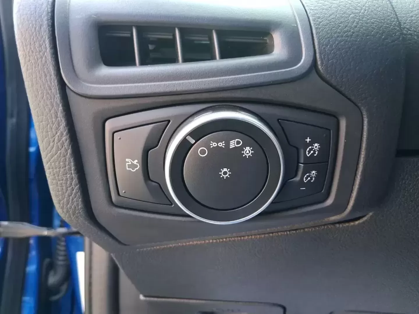 2018 Ford Focus SE (1FADP3FE4JL) with an 1.0L L3 engine, Automatic transmission, located at 1951 S Dayton Lakeview Rd., New Carlisle, OH, 45344, (937) 908-9800, 39.890999, -84.050255 - Need a dependable commuter that's easy to park downtown, comfortable on I70, and efficient enough for everyday errands from Meijer runs to school drop-offs? This 2018 Ford Focus SE sedan is a smart, budget-friendly choice for life in and around New Carlisle, offering modern tech, confidence-inspirin - Photo#17