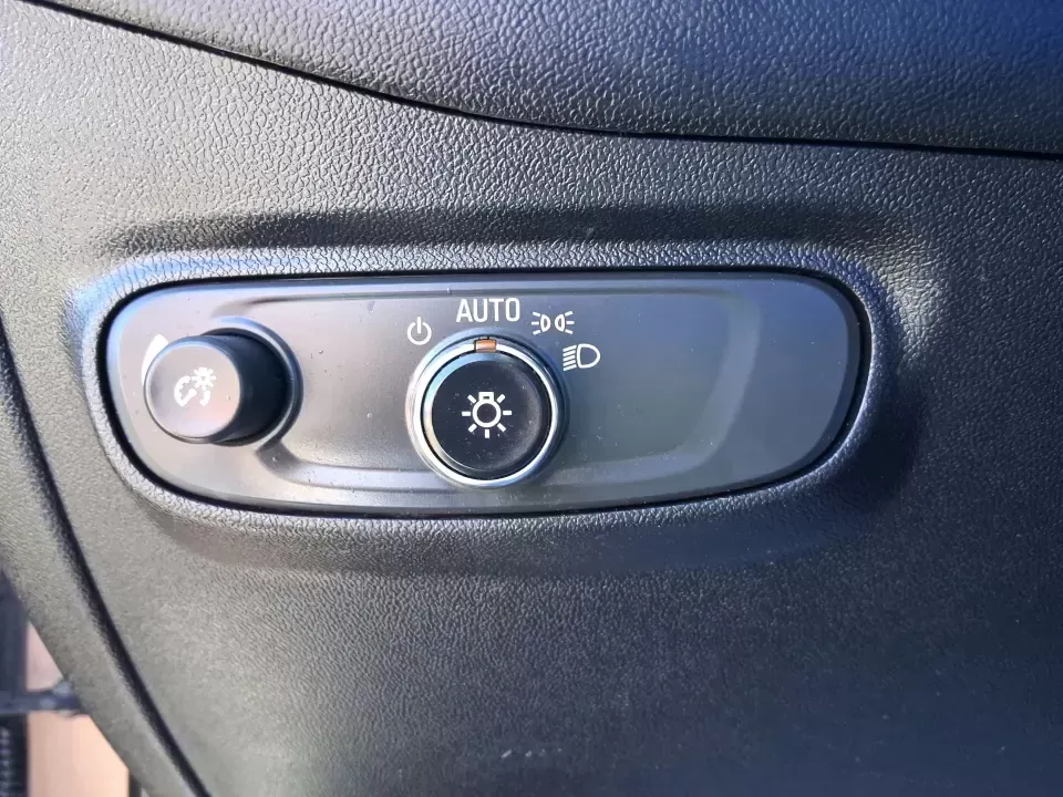 2019 Chevrolet Equinox LS 2WD (2GNAXHEV3K6) with an 1.5L L4 DIR DOHC 16V TURBO engine, 6A transmission, located at 4508 South Dixie Dr, Moraine, OH, 45439, (937) 908-9800, 39.689976, -84.218452 - Need a smart, comfortable SUV for the daily commute down South Dixie Drive, school drop-offs, and weekend runs to Cox Arboretum or Carillon Historical Park? This 2019 Chevrolet Equinox LS is built for real-life Ohio driving-roomy enough for growing families, efficient for long commutes toward Downto - Photo#17