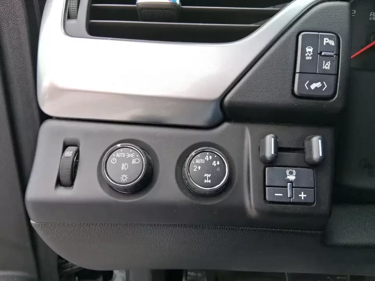 2015 Chevrolet Tahoe LTZ (1GNSKCKC9FR) with an EcoTec3 5.3L V-8 gasoline direct injection engine, 6-Speed Automatic transmission, located at 4508 South Dixie Dr, Moraine, OH, 45439, (937) 908-9800, 39.689976, -84.218452 - Big family weekend at Indian Lake, a road-trip up I-75, or a daily commute with room for coworkers and gear-this 2015 Chevrolet Tahoe LTZ 4WD is built for the kind of life that doesn't fit in a small SUV. Finished in sleek Black and powered by the EcoTec3 5.3L V8 with a smooth 6-speed automatic tran - Photo#17