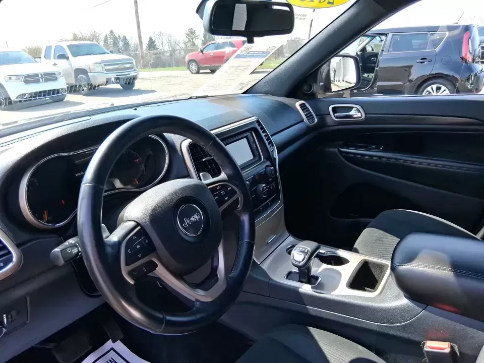 2015 Jeep Grand Cherokee Laredo (1C4RJFAG4FC) with an 3.6L V-6 DOHC engine, 8-Speed Automatic transmission, located at 1230 East Main St, Xenia, OH, 45385, (937) 908-9800, 39.688026, -83.910172 - Weekend getaways to Hocking Hills, confident winter drives to work, and comfortable family errands around town all get easier in a capable SUV like this 2015 Jeep Grand Cherokee Laredo 4WD. Finished in Maximum Steel Metallic Clearcoat, this Grand Cherokee blends rugged Jeep attitude with everyday co - Photo#9