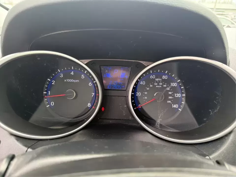 2015 Hyundai Tucson Limited (KM8JU3AG5FU) with an Theta II 2.4L I-4 gasoline direct injection engine, 6-Speed Automatic transmission, located at 8750 N County Rd 25A, Piqua, OH, 45356, (937) 908-9800, 40.164391, -84.232513 - Need a dependable SUV that fits real life-school drop-offs, long commutes up I75, and weekend getaways to Indian Lake or a quick lap around downtown Piqua? This 2015 Hyundai Tucson Limited is built for the everyday hustle with the comfort and tech that make each mile easier, whether you're running e - Photo#15