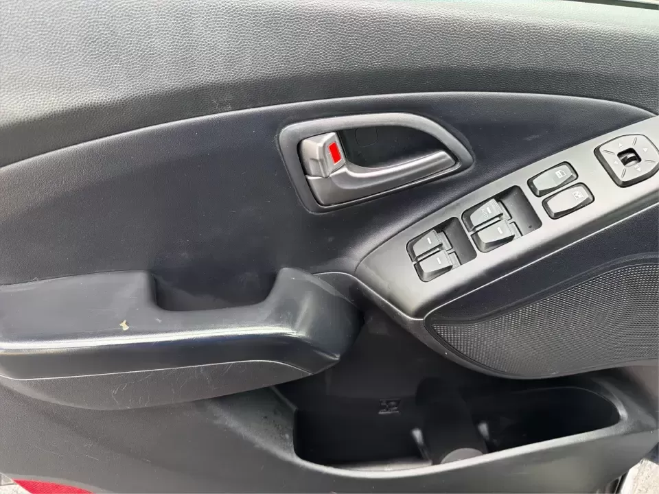 2015 Hyundai Tucson Limited (KM8JU3AG5FU) with an Theta II 2.4L I-4 gasoline direct injection engine, 6-Speed Automatic transmission, located at 8750 N County Rd 25A, Piqua, OH, 45356, (937) 908-9800, 40.164391, -84.232513 - Need a dependable SUV that fits real life-school drop-offs, long commutes up I75, and weekend getaways to Indian Lake or a quick lap around downtown Piqua? This 2015 Hyundai Tucson Limited is built for the everyday hustle with the comfort and tech that make each mile easier, whether you're running e - Photo#18