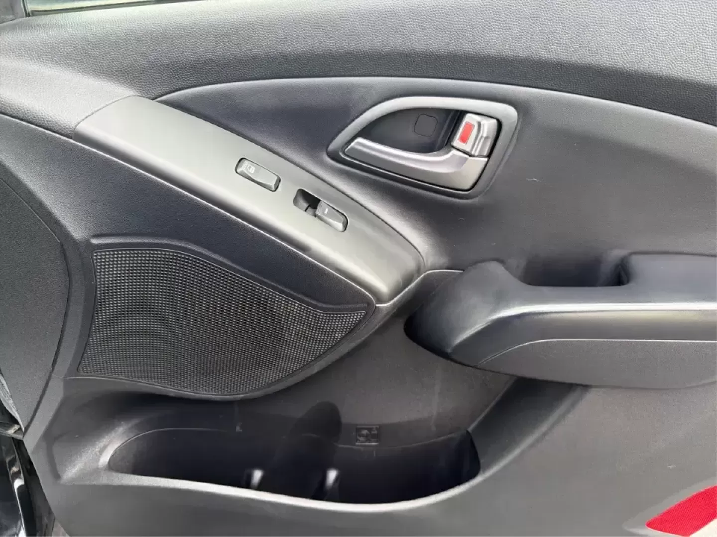 2015 Hyundai Tucson Limited (KM8JU3AG5FU) with an Theta II 2.4L I-4 gasoline direct injection engine, 6-Speed Automatic transmission, located at 8750 N County Rd 25A, Piqua, OH, 45356, (937) 908-9800, 40.164391, -84.232513 - Need a dependable SUV that fits real life-school drop-offs, long commutes up I75, and weekend getaways to Indian Lake or a quick lap around downtown Piqua? This 2015 Hyundai Tucson Limited is built for the everyday hustle with the comfort and tech that make each mile easier, whether you're running e - Photo#19