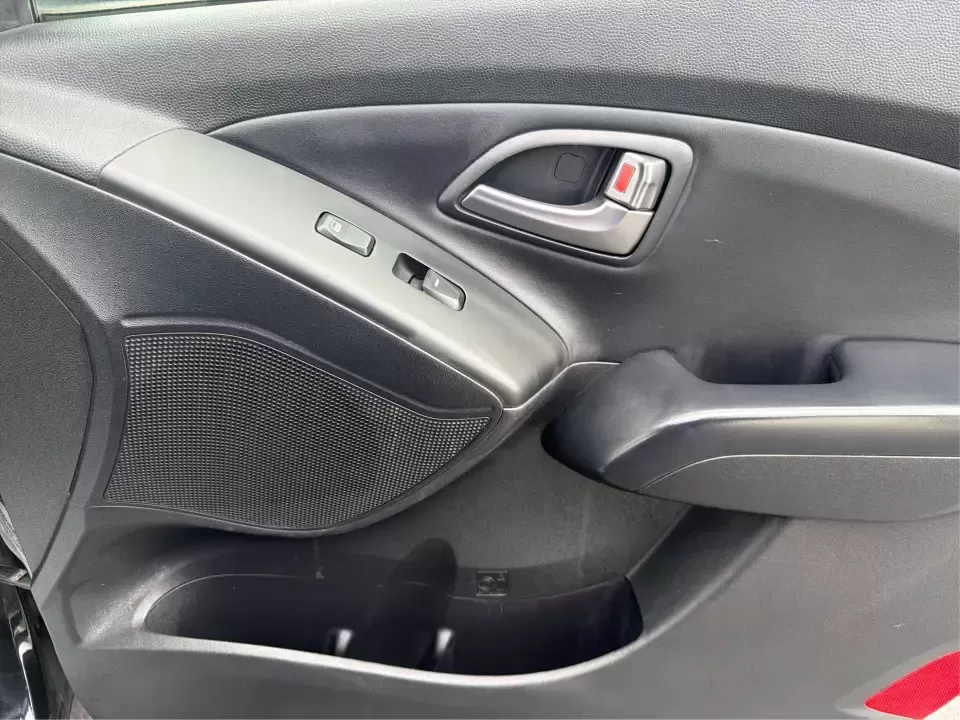 2015 Hyundai Tucson Limited (KM8JU3AG5FU) with an Theta II 2.4L I-4 gasoline direct injection engine, 6-Speed Automatic transmission, located at 8750 N County Rd 25A, Piqua, OH, 45356, (937) 908-9800, 40.164391, -84.232513 - Need a dependable SUV that fits real life-school drop-offs, long commutes up I75, and weekend getaways to Indian Lake or a quick lap around downtown Piqua? This 2015 Hyundai Tucson Limited is built for the everyday hustle with the comfort and tech that make each mile easier, whether you're running e - Photo#19