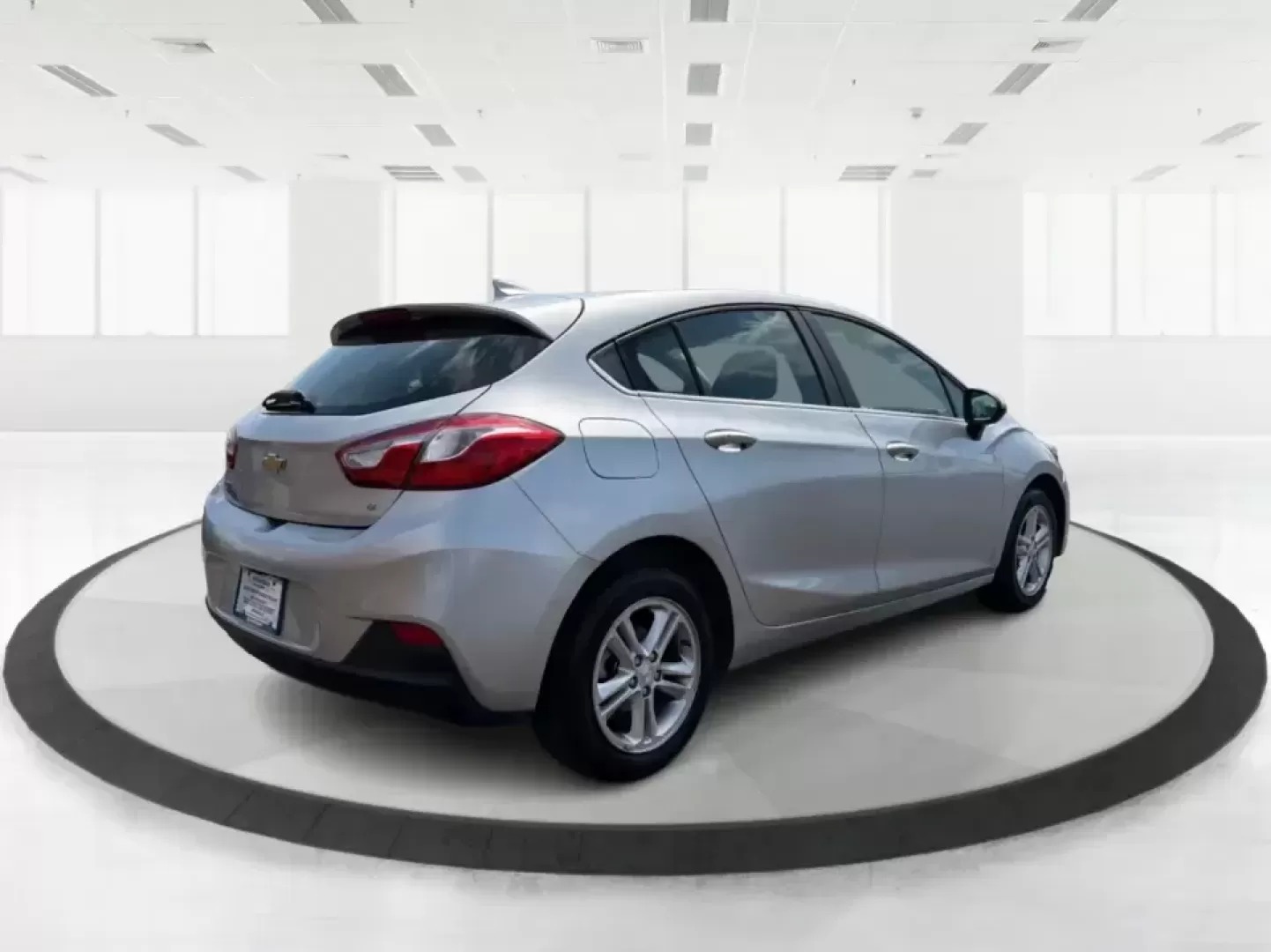 2018 Chevrolet Cruze LT Auto Hatchback (3G1BE6SM8JS) with an 1.4L L4 DOHC 16V TURBO engine, 6A transmission, located at 1230 East Main St, Xenia, OH, 45385, (937) 908-9800, 39.688026, -83.910172 - Picture your next week going smoother: a fuel-sipping hatchback for the daily commute up I75, roomy enough for grocery runs after practice, and nimble for squeezing into tight spots near the Dayton area. This 2018 Chevrolet Cruze LT Auto Hatchback in Silver Ice Metallic is a smart pick for drivers w - Photo#2