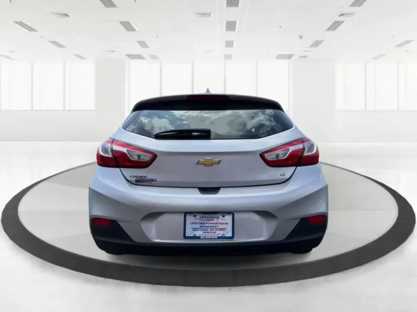 2018 Chevrolet Cruze LT Auto Hatchback (3G1BE6SM8JS) with an 1.4L L4 DOHC 16V TURBO engine, 6A transmission, located at 1230 East Main St, Xenia, OH, 45385, (937) 908-9800, 39.688026, -83.910172 - Picture your next week going smoother: a fuel-sipping hatchback for the daily commute up I75, roomy enough for grocery runs after practice, and nimble for squeezing into tight spots near the Dayton area. This 2018 Chevrolet Cruze LT Auto Hatchback in Silver Ice Metallic is a smart pick for drivers w - Photo#3