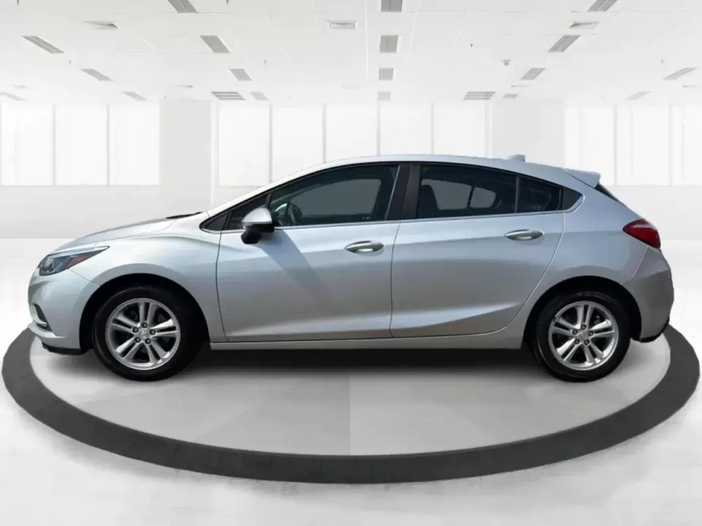 2018 Chevrolet Cruze LT Auto Hatchback (3G1BE6SM8JS) with an 1.4L L4 DOHC 16V TURBO engine, 6A transmission, located at 1230 East Main St, Xenia, OH, 45385, (937) 908-9800, 39.688026, -83.910172 - Picture your next week going smoother: a fuel-sipping hatchback for the daily commute up I75, roomy enough for grocery runs after practice, and nimble for squeezing into tight spots near the Dayton area. This 2018 Chevrolet Cruze LT Auto Hatchback in Silver Ice Metallic is a smart pick for drivers w - Photo#5