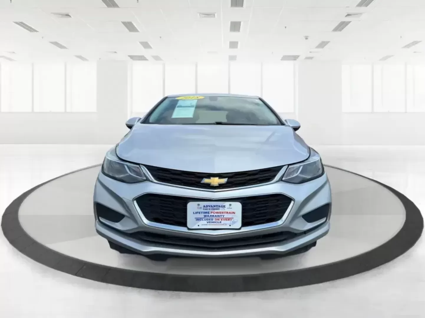 2018 Chevrolet Cruze LT Auto Hatchback (3G1BE6SM8JS) with an 1.4L L4 DOHC 16V TURBO engine, 6A transmission, located at 1230 East Main St, Xenia, OH, 45385, (937) 908-9800, 39.688026, -83.910172 - Picture your next week going smoother: a fuel-sipping hatchback for the daily commute up I75, roomy enough for grocery runs after practice, and nimble for squeezing into tight spots near the Dayton area. This 2018 Chevrolet Cruze LT Auto Hatchback in Silver Ice Metallic is a smart pick for drivers w - Photo#7