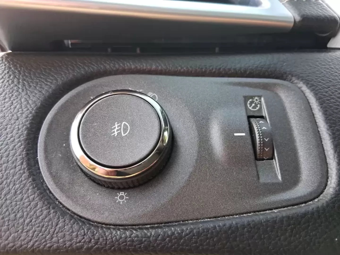 2011 Cadillac SRX Performance Collection (3GYFNEEY2BS) with an Ecotec 3L V-6 gasoline direct injection engine, 6-Speed Automatic transmission, located at 4508 South Dixie Dr, Moraine, OH, 45439, (937) 908-9800, 39.689976, -84.218452 - Picture your next road trip out of Moraine: the family loaded up, playlists ready, and plenty of space for sports gear, groceries, or weekend bags-without giving up comfort or style. This 2011 Cadillac SRX Performance Collection is the kind of SUV that fits real life in the Miami Valley: confident f - Photo#17