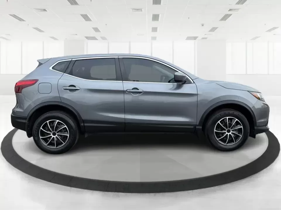 2018 Nissan Rogue S (JN1BJ1CP6JW) with an 2L I-4 gasoline direct injection engine, CVT transmission, located at 4508 South Dixie Dr, Moraine, OH, 45439, (937) 908-9800, 39.689976, -84.218452 - Picture your next week: an easy I75 commute into Dayton, school drop-offs in nearby Kettering, a Costco run, and a weekend drive down to Carillon Historical Park or a quick lap around the Dayton Mall area-all with one SUV that's sized right for real life. This 2018 Nissan Rogue S in sleek Gun Metall - Photo#1