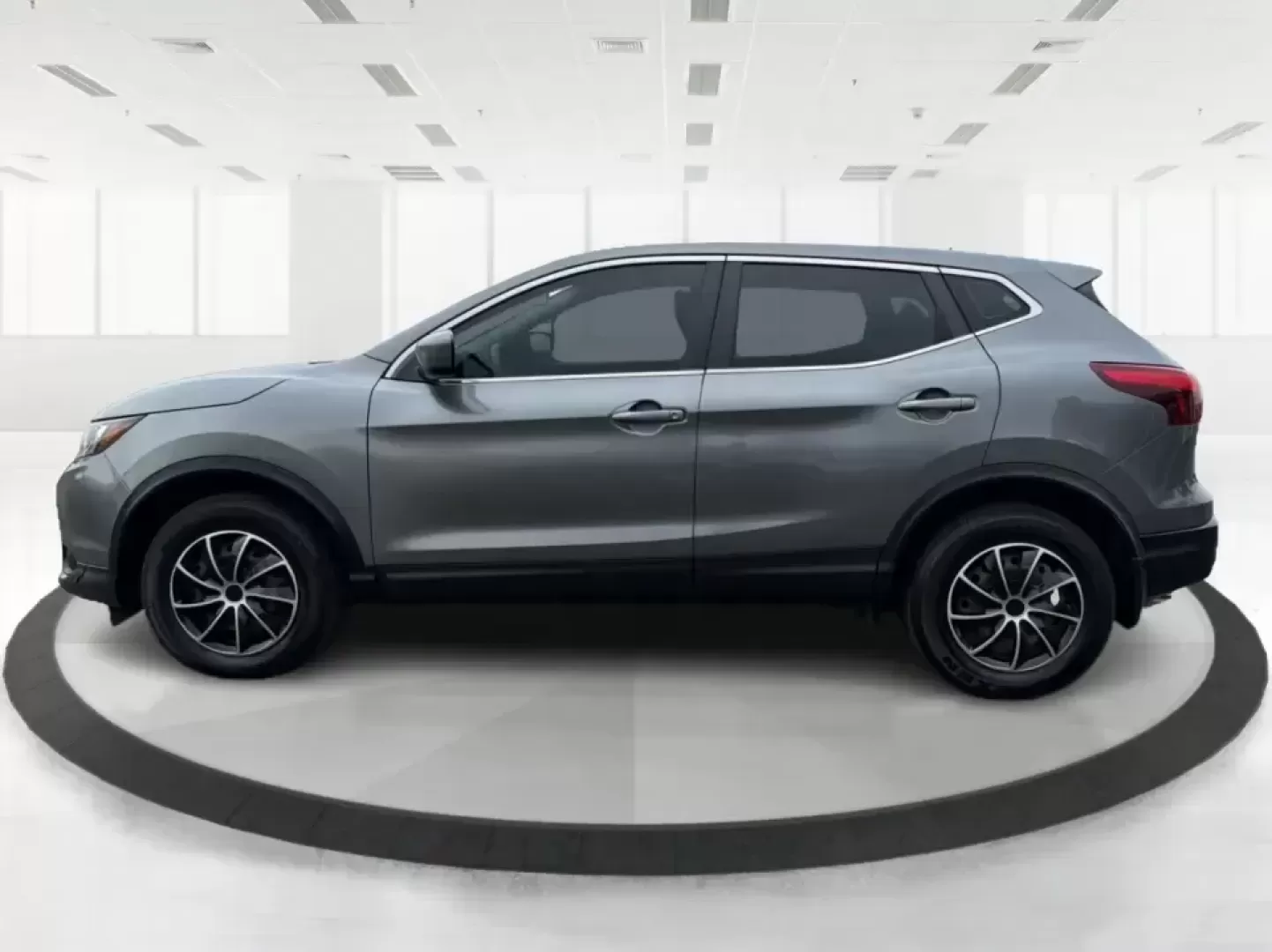 2018 Nissan Rogue S (JN1BJ1CP6JW) with an 2L I-4 gasoline direct injection engine, CVT transmission, located at 401 Woodman Dr, Riverside, OH, 45431, (937) 908-9800, 39.760899, -84.123421 - Picture your next week: an easy I75 commute into Dayton, school drop-offs in nearby Kettering, a Costco run, and a weekend drive down to Carillon Historical Park or a quick lap around the Dayton Mall area-all with one SUV that's sized right for real life. This 2018 Nissan Rogue S in sleek Gun Metall - Photo#5