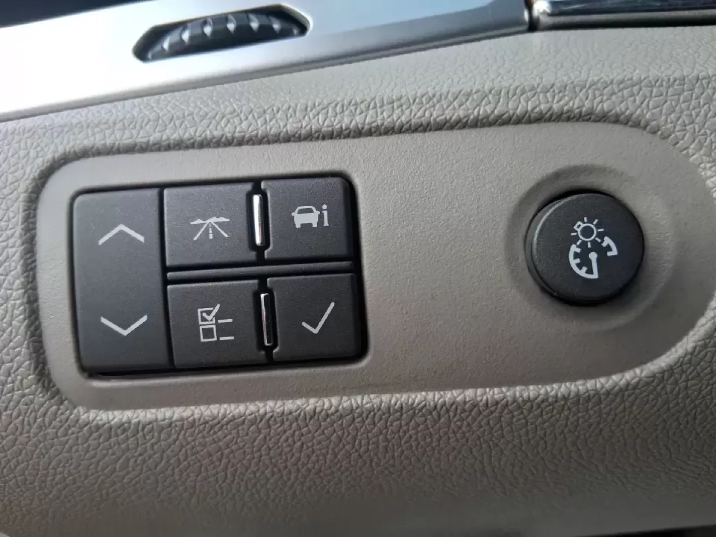2007 Cadillac SRX V6 (1GYEE637370) with an 3.6L V-6 DOHC engine, 5-Speed Automatic Overdrive transmission, located at 8750 N County Rd 25A, Piqua, OH, 45356, (937) 908-9800, 40.164391, -84.232513 - Make your daily commute up I75 feel first-class, turn school drop-offs into a comfortable routine, and still have an SUV ready for weekend runs to Indian Lake or a quick getaway to downtown Troy. This 2007 Cadillac SRX V6 delivers the kind of upscale ride and practical versatility that fits real lif - Photo#17