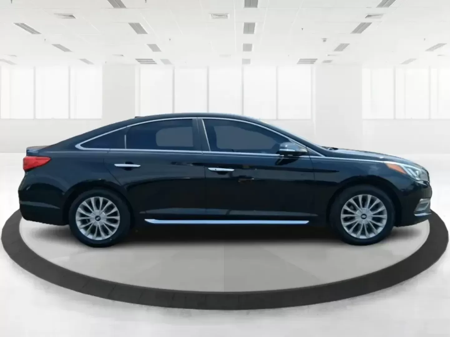 2015 Hyundai Sonata Limited (5NPE34AF5FH) with an 2.4L I-4 gasoline direct injection engine, 6-Speed Automatic transmission, located at 1184 Kauffman Ave, Fairborn, OH, 45324, (937) 908-9800, 39.807072, -84.030914 - Long commute down I675, daily runs between Wright-Patterson AFB and Beavercreek, or a weekend road trip to Yellow Springs? This 2015 Hyundai Sonata Limited is the kind of comfortable, tech-savvy sedan that fits real life in Fairborn-quiet on the highway, easy to park downtown, and loaded with premiu - Photo#1