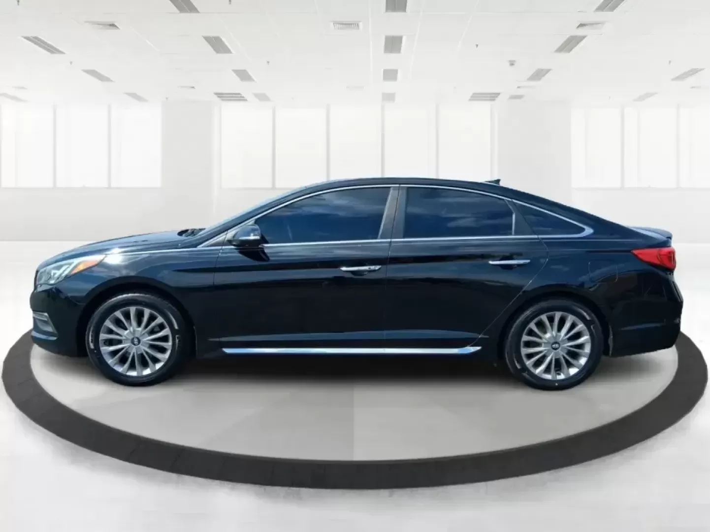 2015 Hyundai Sonata Limited (5NPE34AF5FH) with an 2.4L I-4 gasoline direct injection engine, 6-Speed Automatic transmission, located at 1184 Kauffman Ave, Fairborn, OH, 45324, (937) 908-9800, 39.807072, -84.030914 - Long commute down I675, daily runs between Wright-Patterson AFB and Beavercreek, or a weekend road trip to Yellow Springs? This 2015 Hyundai Sonata Limited is the kind of comfortable, tech-savvy sedan that fits real life in Fairborn-quiet on the highway, easy to park downtown, and loaded with premiu - Photo#5