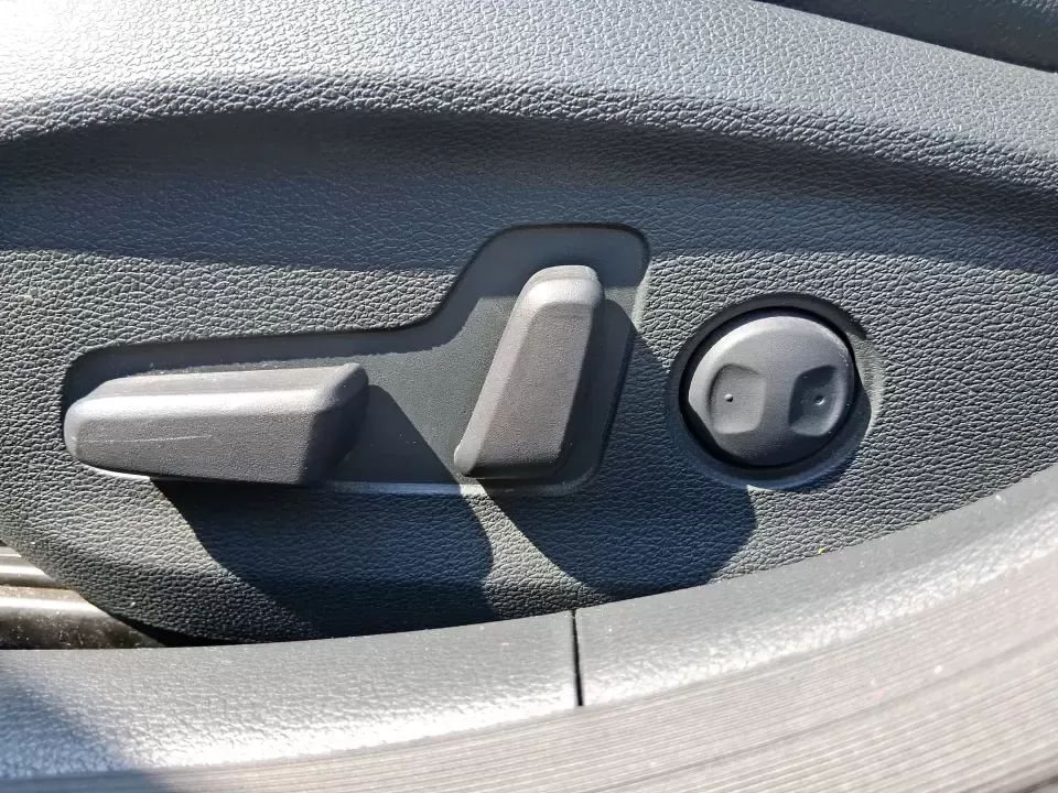 2015 Hyundai Sonata Limited (5NPE34AF5FH) with an 2.4L I-4 gasoline direct injection engine, 6-Speed Automatic transmission, located at 1184 Kauffman Ave, Fairborn, OH, 45324, (937) 908-9800, 39.807072, -84.030914 - Long commute down I675, daily runs between Wright-Patterson AFB and Beavercreek, or a weekend road trip to Yellow Springs? This 2015 Hyundai Sonata Limited is the kind of comfortable, tech-savvy sedan that fits real life in Fairborn-quiet on the highway, easy to park downtown, and loaded with premiu - Photo#17