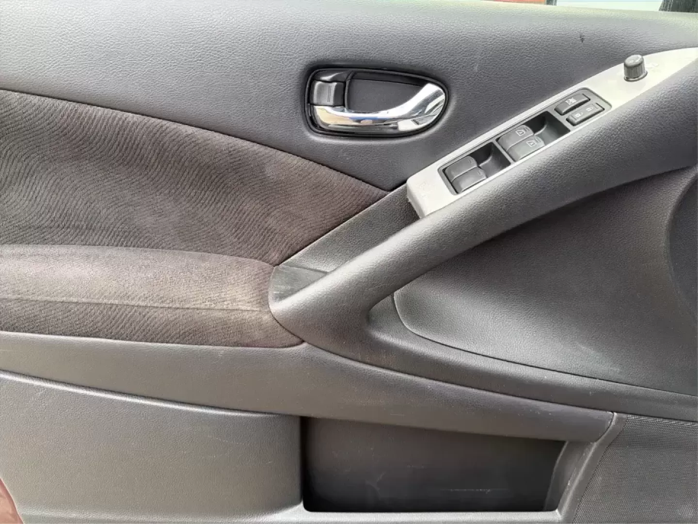 2013 Nissan Murano S (JN8AZ1MW8DW) with an 3.5L V-6 DOHC engine, Continuously Variable Transmission transmission, located at 1230 East Main St, Xenia, OH, 45385, (937) 908-9800, 39.688026, -83.910172 - Picture your next Ohio weekend: loading up the family for a day at Caesar Creek State Park, cruising out to the Greene County Fair, or tackling a long commute between Xenia, Beavercreek, and Dayton with confident comfort. This 2013 Nissan Murano S is the kind of midsize SUV that fits real life-roomy - Photo#17
