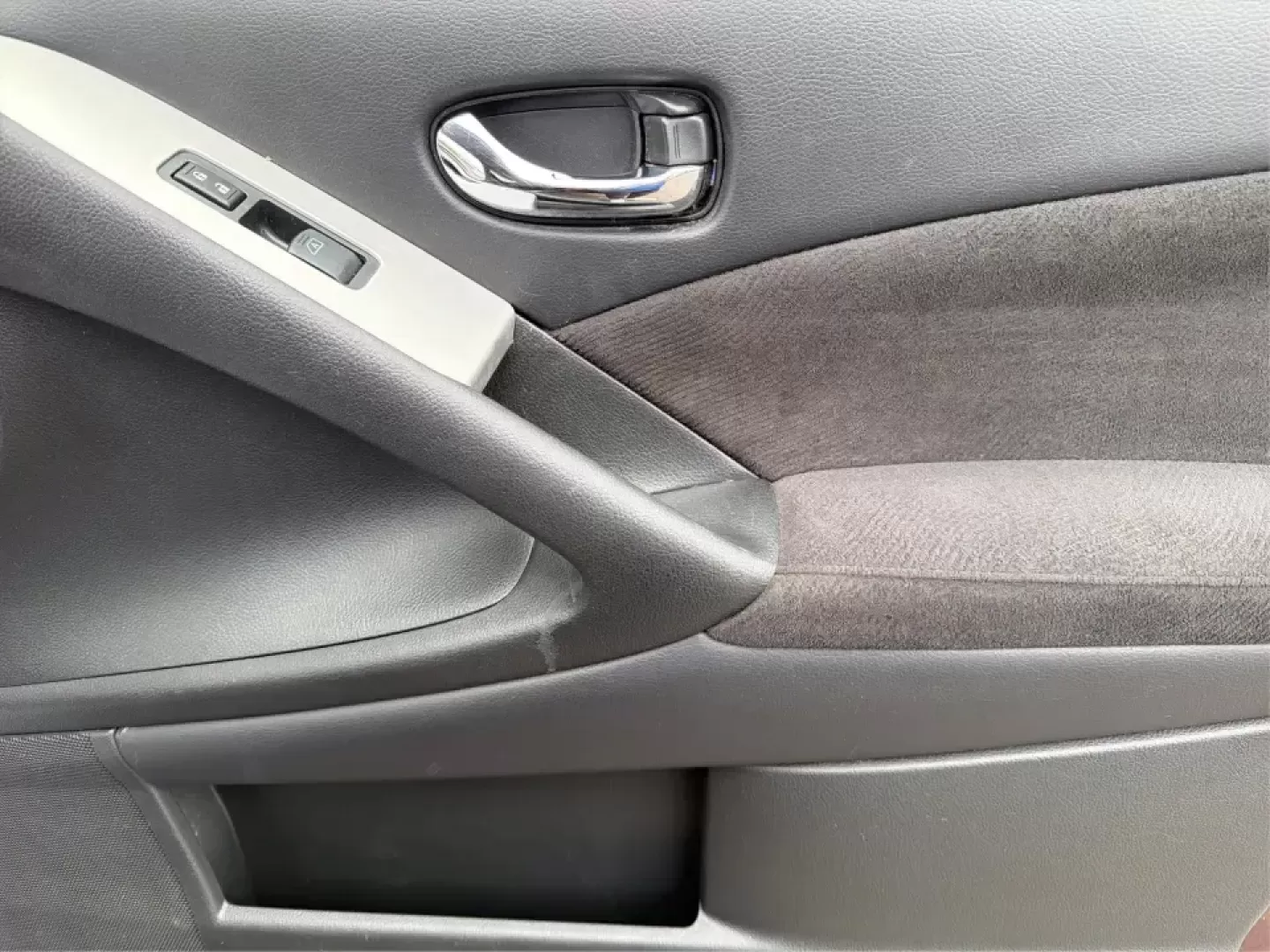 2013 Nissan Murano S (JN8AZ1MW8DW) with an 3.5L V-6 DOHC engine, Continuously Variable Transmission transmission, located at 1230 East Main St, Xenia, OH, 45385, (937) 908-9800, 39.688026, -83.910172 - Picture your next Ohio weekend: loading up the family for a day at Caesar Creek State Park, cruising out to the Greene County Fair, or tackling a long commute between Xenia, Beavercreek, and Dayton with confident comfort. This 2013 Nissan Murano S is the kind of midsize SUV that fits real life-roomy - Photo#18