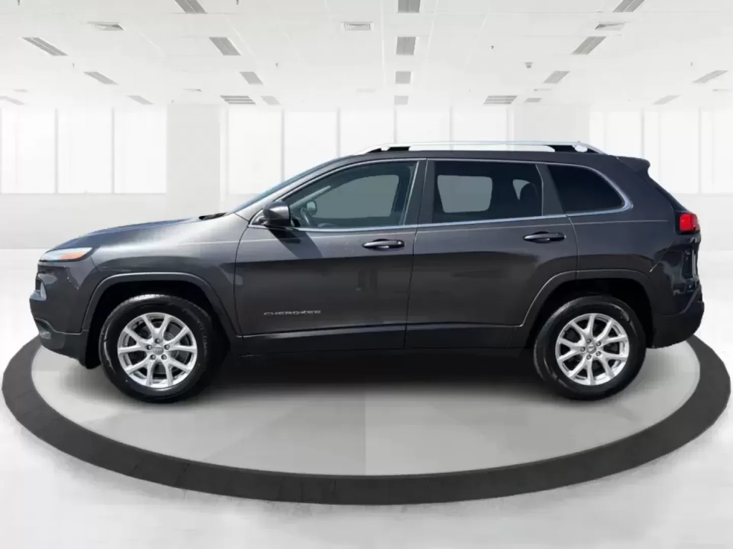 2014 Jeep Cherokee Latitude (1C4PJMCS8EW) with an 3.2L V6 DOHC 24V engine, 9-Speed Automatic transmission, located at 880 E. National Road, Vandalia, OH, 45377, (937) 908-9800, 39.891918, -84.183594 - Weekend escapes to Taylorsville MetroPark, snowy school drop-offs, or a comfortable daily commute down I75-this 2014 Jeep Cherokee Latitude is built for the Vandalia, OH lifestyle. With confident 4WD/AWD capability, a smooth 9Speed Automatic transmission, and a strong 3.2L V6 DOHC 24V engine, it's t - Photo#5