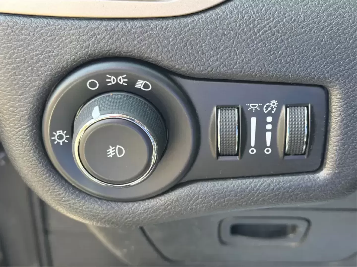 2014 Jeep Cherokee Latitude (1C4PJMCS8EW) with an 3.2L V6 DOHC 24V engine, 9-Speed Automatic transmission, located at 880 E. National Road, Vandalia, OH, 45377, (937) 908-9800, 39.891918, -84.183594 - Weekend escapes to Taylorsville MetroPark, snowy school drop-offs, or a comfortable daily commute down I75-this 2014 Jeep Cherokee Latitude is built for the Vandalia, OH lifestyle. With confident 4WD/AWD capability, a smooth 9Speed Automatic transmission, and a strong 3.2L V6 DOHC 24V engine, it's t - Photo#17